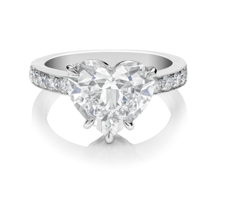 Anillo de compromiso con diamante corte corazón, y diamantes corte fancy, montados en platino. (MODELO 46705R)